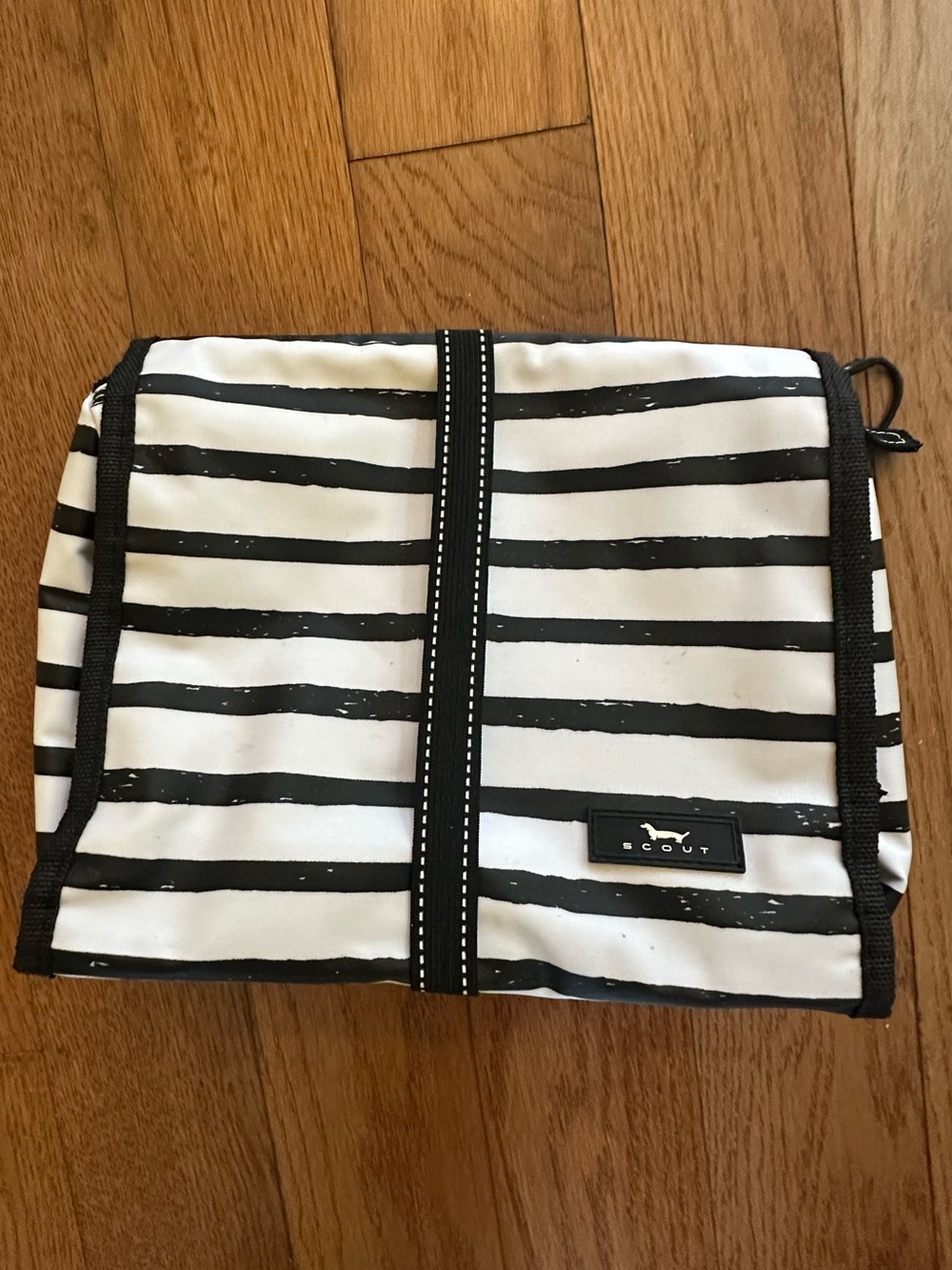 SCOUT Beauty Burrito Hanging Toiletry Bag in Fleetwood Black Stripe
